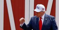 Donald Trump de boné, com um dos punhos cerrados  Foto: Reuters / BBC News Brasil