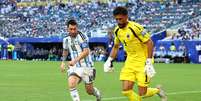 Messi e Vozinha durante duelo na Copa do Mundo  Foto:  Chris Brunskill/Fantasista / Getty Images