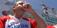 O&nbsp;americano Joey Chestnut, de 42 anos, &eacute; mais uma vez o campe&atilde;o do Concurso de Comer Cachorro-Quente do Nathan's Famous  Foto: Reprodu&ccedil;&atilde;o/X/ESPN