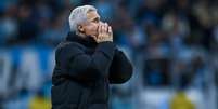 Luís Castro fala qual a sua maior preocupação após revés para a Chapecoense - Foto: Lucas Uebel/Grêmio / Jogada10