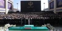 Foto divulgada pelo gabinete do guia supremo do Irã mostra as principais autoridades iranianas participando das orações fúnebres diante dos caixões do aiatolá Ali Khamenei e de membros de sua família, na Grande Mosalla. Teerã, 5 de julho de 2026  Foto: Iranian Supreme Leader Office vi / RFI