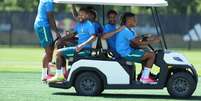 Os jogadores Gabriel Magalh&atilde;es, Neymar e Danilo Santos, do Brasil chegam de carrinho para o treino da sele&ccedil;&atilde;o no Columbia Park, centro de treinamento do New York Red Bulls, em East Rutherford  Foto: WERTHER SANTANA / Estad&atilde;o