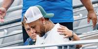 Neymar &eacute; consolado por Davi Lucca  Foto: MARCELO MACHADO DE MELO/FOTOARENA / Estad&atilde;o