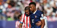 Juan Caceres, do Paraguai, e Kylian Mbappé, da França, interagem durante a partida das oitavas de final da Copa do Mundo  Foto: Maddie Meyer - FIFA/FIFA via Getty Images