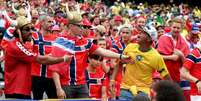 Torcedores da Noruega discutem com um torcedor do Brasil nas arquibancadas antes da partida entre Brasil e Noruega pelas oitavas de final da Copa do Mundo de 2026, no New York New Jersey Stadium, em 5 de julho de 2026, em East Rutherford, Nova Jersey  Foto: Al Bello/Getty Images