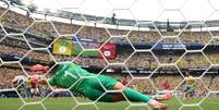 Orjan Nyland defendeu o pênalti cobrado por Bruno Guimarães ainda no primeiro tempo do jogo   Foto: Patrick Smith - FIFA / Getty Images
