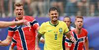 Bruno Guimar&atilde;es perde p&ecirc;nalti contra a Noruega  Foto: Elsa/Getty Images