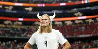 Acess&oacute;rio usado por Haaland, craque da Noruega, &eacute; um mito vinculado aos vikings  Foto: Photo by Julian Finney - FIFA/FIFA via Getty Images