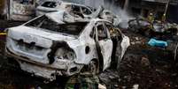 Carros destruídos após um ataque russo em Kiev, na Ucrânia; bombardeios deixaram mortos e feridos na capital ucraniana nesta segunda-feira (6).  Foto: RFI