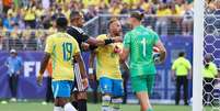 Neymar discute com o goleiro Ørjan Nyland  Foto: Justin Setterfield/Getty Images / Jogada10