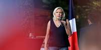 Marine Le Pen dirige-se ao p&uacute;blico durante evento organizado pelo RN, em Li&eacute;vin, norte da Fran&ccedil;a, 4 de julho de 2026.  Foto: AFP - SIMON WOHLFAHRT / RFI