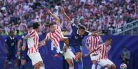 Fran&ccedil;a e Paraguai fizeram um jogo de disputas intensas pelas oitavas de final da Copa do Mundo - Foto: Buda Mendes/Getty Images / Jogada10