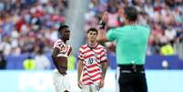 Balogun no momento da expuls&atilde;o contra a B&oacute;snia - Foto: Charlotte Wilson/Getty Images / Jogada10