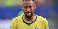 Neymar admitiu ter vivido uma das fases emocionais mais dif&iacute;ceis da vida. "Ajuda psicol&oacute;gica mesmo, j&aacute; tinha feito terapia um tempo atr&aacute;s, mas n&atilde;o foi nada porque eu estava mal, era porque eu queria uma autoajuda mesmo". Foto: Reprodu&ccedil;&atilde;o, Angela Weiss / AFP / Purepeople