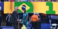 Vini Jr. é consolado por Carlo Ancelotti  Foto: ALEXANDRE BRUM/ENQUADRAR / Estadão