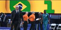 O técnico Carlo Ancelotti e o jogador Vini Jr, do Brasil, após a derrota para a Noruega ao final da partida válida pelas oitavas de final da Copa do Mundo disputada em East Rutherford Nova Jersey, perto de Nova York, nos Estados Unidos, neste domingo, 5 de julho de 2026. 05/07/2026  Foto: ALEXANDRE BRUM/ENQUADRAR/Estadão Conteúdo