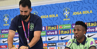 O epis&oacute;dio aconteceu em 2022, quando assessor de comunica&ccedil;&atilde;o da CBF pegou de maneira brusca um gato que invadiu entrevista de Vini Jr.  Foto: Reprodu&ccedil;&atilde;o 