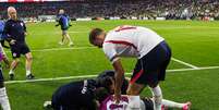 Henderson saiu do banco de reservas para comemorar a vit&oacute;ria da Inglaterra quando se machucou seriamente no punho  Foto: Mart&iacute;n Fonseca/Eurasia Sport Images/Getty Images