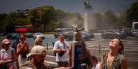 Pessoas se refrescam em uma fonte no Trocad&eacute;ro, em Paris, durante a mais recente onda de calor, em 26 de junho de 2026.  Foto: RFI