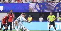 Shoubir defendeu p&ecirc;nalti de Lionel Messi &ndash;  Foto: Justin Setterfield/Getty Images / Jogada10