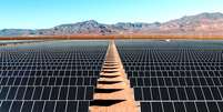 Esta imagem de banco de imagens remete a algo que j&aacute; &eacute; evidente: instala&ccedil;&otilde;es solares de grande porte projetam uma sombra significativa sobre o solo abaixo delas. Isso pode ter um impacto positivo no ecossistema Foto: Imagem: stock.adobe.com - Nick / Xataka