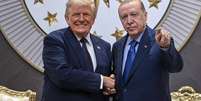 O presidente da Turquia, Recep Tayyip Erdogan (direita), recebe o presidente dos Estados Unidos, Donald Trump, em Ancara, onde participam da c&uacute;pula da Otan. Em 7 de julho de 2026.  Foto: &copy; Dogukan Keskinkilic / via Reuters / RFI