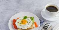 Caf&eacute; da manh&atilde; com prote&iacute;na ajuda a controlar a fome  Foto: Freepik