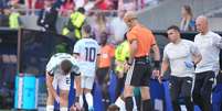 Volante sofreu les&atilde;o no joelho ainda no primeiro tempo da partida contra os EUA  Foto: Ercin Erturk/Anadolu via Getty Images