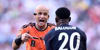  Adham Makhadmeh conversa com Folarin Balogun   Foto: Carl Recine/Getty Images