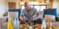 Dwayne Johnson, hoje aos 54 anos e semideus Maui em 'Moana': 'Meu caf&eacute; da manh&atilde; t&iacute;pico: 200g de fil&eacute; mignon, dois ovos inteiros, 110g de aveia em flocos, dois muffins ingleses e meia x&iacute;cara de mirtilos'. Foto: Reprodu&ccedil;&atilde;o, TikTok @therock / Purepeople
