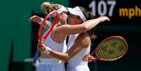 Luisa Stefani e Dabrowski Foto: AELTC/Edward Whitaker/Divulga&ccedil;&atilde;o / Esporte News Mundo