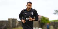 Chegaria para titular? Gabriel Batista negocia com o Botafogo - Foto: Divulga&ccedil;&atilde;o / CD Santa Clara / Jogada10