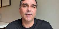 Fl&aacute;vio Bolsonaro classificou a&ccedil;&atilde;o de busca e apreens&atilde;o na casa do pai como 'constragendora'  Foto: Reprodu&ccedil;&atilde;o/Youtube/FlavioBolsonaro