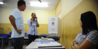 Pelo Brasil, mesários acompanham todo o processo de votação em suas zonas eleitorais  Foto: Reprodução/Agência Brasil/Tânia Rêgo