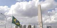 S&iacute;mbolo da Revolu&ccedil;&atilde;o Constitucionalista de 1932, o obelisco &eacute; o maior monumento da cidade e tem 72 metros de altura. A constru&ccedil;&atilde;o do monumento foi iniciada em 1947 e conclu&iacute;da em 1970. Tombado pelos conselhos estadual e municipal de preserva&ccedil;&atilde;o de patrim&ocirc;nio hist&oacute;rico, o mausol&eacute;u do Obelisco guarda os corpos de estudantes como Martins, Miragaia, Dr&aacute;usio e Camargo (o M.M.D.C.) - mortos durante a Revolu&ccedil;&atilde;o de 1932 -, e de outros 713 ex-combatentes. Para homenage&aacute;-los e preservar a mem&oacute;ria da rebeli&atilde;o, h&aacute; cenas b&iacute;blicas e passagens da hist&oacute;ria paulista feitas com pastilhas de mosaico veneziano.  Foto: NIELS ANDREAS / Estad&atilde;o