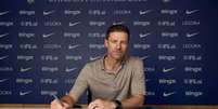 Xabi Alonso no momento em que assinou contrato com os Blues - Foto: Divulgação/Chelsea / Jogada10