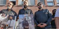 Familiares exibem fotos do fiscal de trem Serkan &Ccedil;alar, que foi agredido brutalmente durante um controle de bilhetes e morreu dois dias depois  Foto: DW / Deutsche Welle