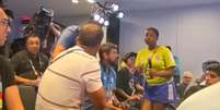 Foto: Reprodu&ccedil;&atilde;o X/@juboladex - Legenda: Marcelo Courrege discute com jornalista marroquino em coletiva / Jogada10