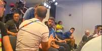 A discuss&atilde;o paralisou a coletiva por alguns instantes - Foto: Reprodu&ccedil;&atilde;o X @juboladex / Jogada10