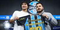 Matheus Nascimento disputar&aacute; posi&ccedil;&atilde;o com Carlos Vinicius e Braithwaite - Foto: Lucas Uebel / Gr&ecirc;mio FBPA / Jogada10