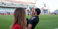 Aposentado dos gramados, Athirson mostra ainda ter bom dom&iacute;nio de bola   Foto: Reprodu&ccedil;&atilde;o/YouTube (imagem melhorada por IA)
