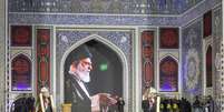 Milhares de pessoas se reuniram para o sepultamento do falecido l&iacute;der supremo do Ir&atilde;, o aiatol&aacute; Ali Khamenei, no Santu&aacute;rio do Im&atilde; Reza, em 9 de julho de 2026, em Mashhad, Ir&atilde;. Khamenei e membros de sua fam&iacute;lia foram mortos em 28 de fevereiro durante ataques conjuntos dos EUA e de Israel no in&iacute;cio da guerra, pondo fim aos seus 36 anos de governo sobre o Ir&atilde;. Seu corpo foi sepultado hoje em sua cidade natal, Mashhad, Ir&atilde;, ap&oacute;s um funeral de Estado de seis dias que come&ccedil;ou em 4 de julho e ocorreu em diversas cidades do Ir&atilde; e do Iraque.  Foto:  Majid Saeedi/Getty Images