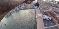 Mulher que estava h&aacute; cerca de 30 metros de altura, sentada no alto da ponte do Brooklyn, foi resgatada por policiais  Foto: Reprodu&ccedil;&atilde;o/Instagram/@nypd