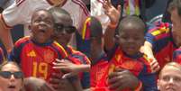 Keyne, irm&atilde;o ca&ccedil;ula de Lamine Yamal, nas arquibancadas durante o jogo entre Espanha e B&eacute;lgica  Foto: Reprodu&ccedil;&atilde;o/Caz&eacute;TV