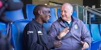 O bicampe&atilde;o ol&iacute;mpico Eliud Kipchoge encontrou com o t&eacute;cnico pentacampe&atilde;o do mundo e hoje coordenador do t&eacute;cnico do Gr&ecirc;mio&nbsp; Luiz Felipe Scolari (Foto: Eduardo Muniz / Gr&ecirc;mio FBPA) Foto: Divulga&ccedil;&atilde;o / Contra-Rel&oacute;gio