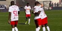 Fernando (D) marcou o primeiro gol do RB Bragantino contra o Athletico - Foto: Reprodu&ccedil;&atilde;o de v&iacute;deo / Jogada10