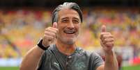 Yakin com seus &oacute;culos escuros de grife nesta Copa - Foto: David Ramos / Getty Images - Legenda: Murat Yakin &eacute; a mente por tr&aacute;s da sele&ccedil;&atilde;o su&iacute;&ccedil;a / Jogada10