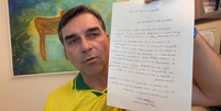 Fl&aacute;vio Bolsonaro l&ecirc; carta escrita pelo pai em transmiss&atilde;o no Youtube neste s&aacute;bado, 11  Foto: Reprodu&ccedil;&atilde;o/Youtube/Fl&aacute;vio Bolsonaro