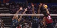 Sele&ccedil;&atilde;o feminina de v&ocirc;lei sofre com erros e perde para os EUA na Liga das Na&ccedil;&otilde;es Foto: Reprodu&ccedil;&atilde;o/X via @volleyballworld / Estad&atilde;o