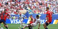 Foto: Buda Mendes/Getty Images - Legenda: Primeiro gol de Bellingham foi motivo de polêmica / Jogada10